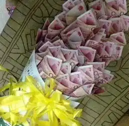搞笑gif趣图妹子,你们考虑过电动车的感受吗没看到轮胎都快扁了吗
