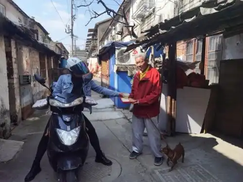 这个地方不给拆迁款还出经验

