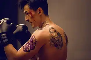 胡歌脱衣大秀6块腹肌左肩后纹爸妈结婚照超诡异
