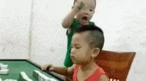 搞笑gif趣图闺女,你终于嫁出去了,还是快点走吧
