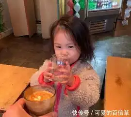 陈冠希姐姐晒小侄女,alaia扎双马尾在姑姑怀里嘟嘴撒娇超萌

