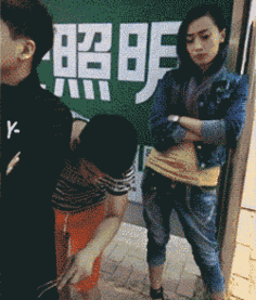 搞笑gif趣图姑娘,大风天最好不要穿裙子
