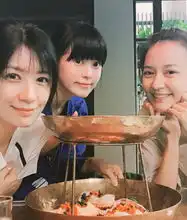 陈意涵素颜和贾静雯吃饭,产后2个月四肢纤细,眼角皱纹显老态
