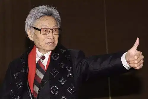 2018年,86岁傅达仁欢声笑语中服药安乐死,微笑倒儿子怀中
