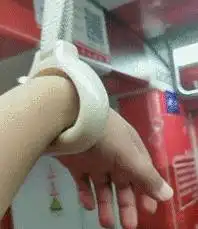 妹子,你这种睡姿让别人看到不尴尬吗还是起来换个地方好好睡吧
