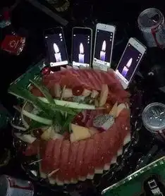 生活搞笑图片水果蛋糕肯定缺不了蜡烛
