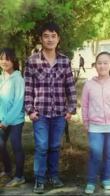 今天翻看老照片,看到老公当年带初三时的相片,越看越好笑总感觉不太像老师
