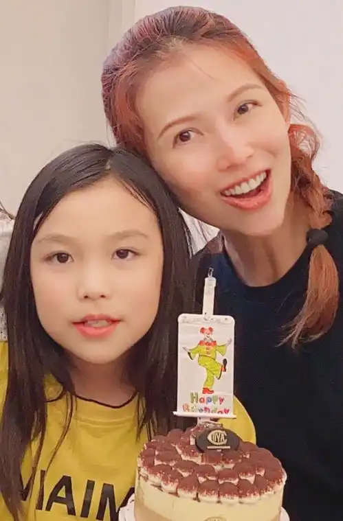 蔡少芬晒全家福为长女庆生,10岁汤圆亭亭玉立,张晋父子互动有爱
