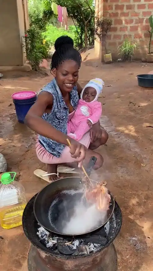 非洲女人在家里煎牛排,搞了这么一个菜,能多吃三碗米饭

