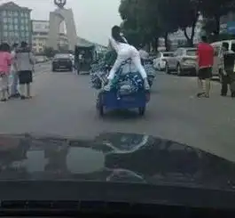 搞笑gif趣图妹子,你衣服上的字是认真的吗谁看见都会尴尬吧太扎眼了
