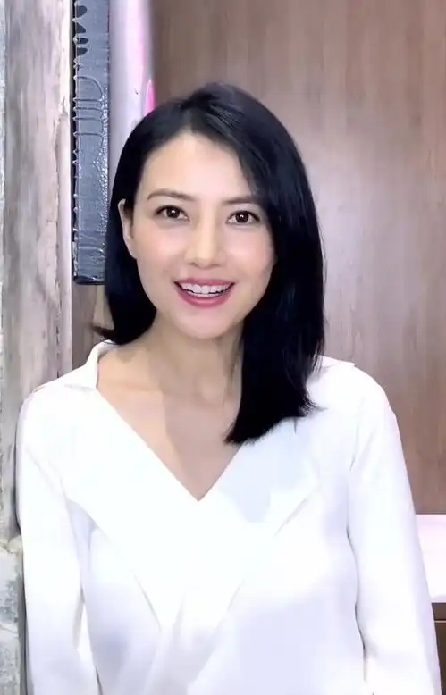 40岁高圆圆产后状态不佳身穿白色衬衫不再清纯,脸部也僵硬不少
