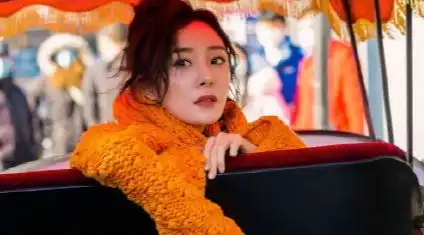 杨幂与黄明昊张大大抓娃娃被偶遇穿修长牛仔裤美腿吸睛
