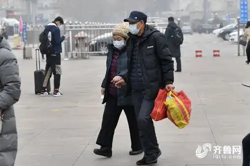 组图探访节前济南火车站旅客戴口罩谨慎出行
