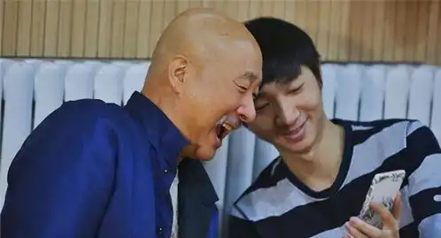 有一种遗传叫肖战,父母照片曝光后,网友难怪他这么优秀
