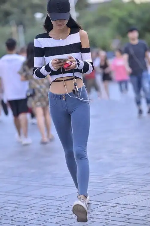 小姐姐爱穿身材匀称的牛仔裤,彰显柔美气息
