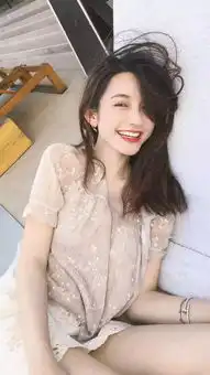 大王搞笑190122跑到一个美女身边,手伸进美女裙子里就摸
