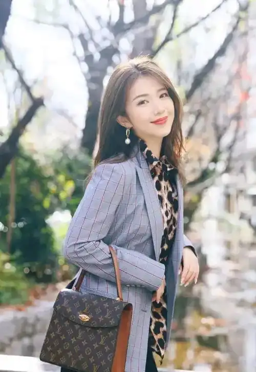 搞笑gif趣图这么高还能倒在杯子里,这手得多稳啊
