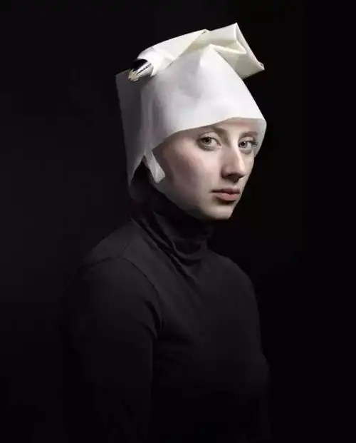 他用胶袋纸筒易拉罐等为道具,为女儿拍出油画般的古典肖像
