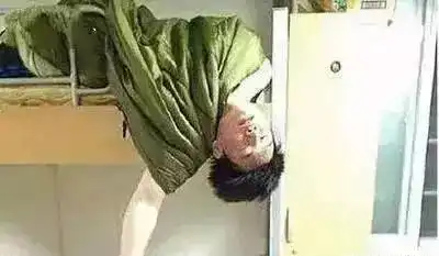 搞笑图片千万不要轻易的在网吧睡觉
