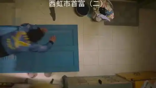穷人一爬凳子,别人就以为他要上吊
