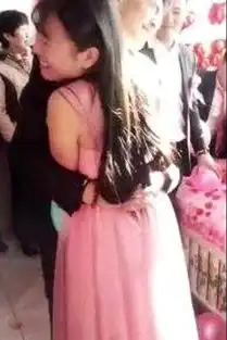 新郎和伴娘抱一起挤气球新娘见后当场提悔婚图
