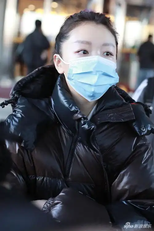 组图周冬雨裹羽绒服亮相春晚联排戴大口罩更显小脸精致
