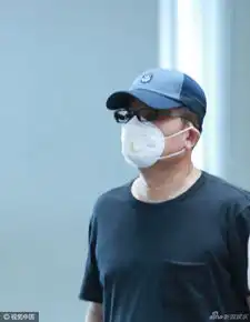 组图毕福剑现身机场穿黑t戴口罩包裹严实

