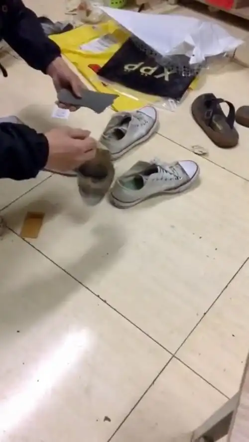 可怜的室友,为了给女朋友买口红,鞋子烂成这样都舍不得扔
