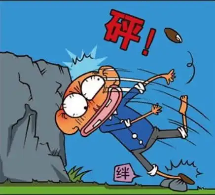 爆笑校园呆爸在野外受伤晕倒了赶紧拿被子给他盖着
