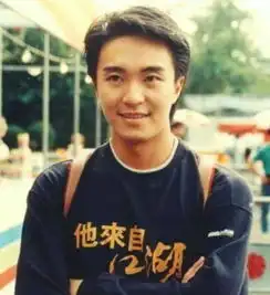 他是香港喜剧之王,55岁华发斑斑,却是孤独一人
