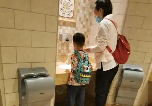 男童进女厕怎么看带和不带孩子的女性各执其词,都在理
