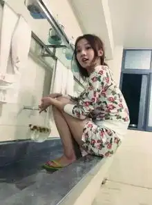 搞笑gif图妹纸这枣洗的挺累的吧
