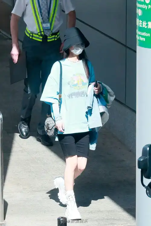 组图赵丽颖穿天蓝色短袖清新利落小腿线条好尽显健身效果
