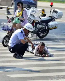 交警苦劝残疾乞丐避暑假乞丐起身行走

