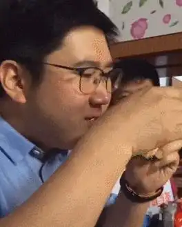 搞笑gif姑娘,你好像暴露了什么
