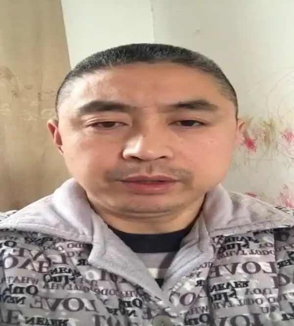 大哥你一本正经说笑话的样子真好玩
