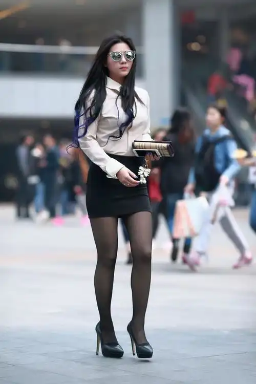 搞笑gif趣图我只想知道他们唱的什么劲爆歌
