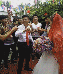 搞笑gif给老婆洗脚,老妈抱着儿子进来了
