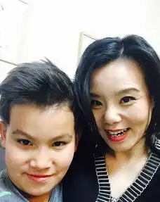 龚琳娜十岁混血儿子曝光表情丰富爱搞怪
