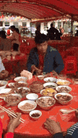 gif搞笑趣图你吃东西的时候你们两个能不能不要盯着看
