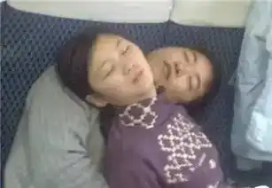 每一个搭火车的人都不简单,真的是什么都拼了
