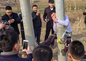 山东潍坊一新郎遭好友恶搞被绑电线杆
