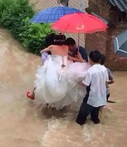 搞笑gif看着也不像什么好车,标志是个粪叉子
