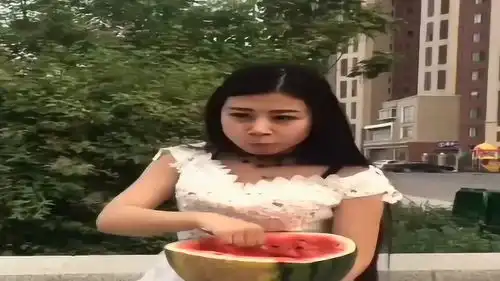 农村雪姐进城恶搞,原谅我不厚道的笑了,这美女真心不怕挨揍啊
