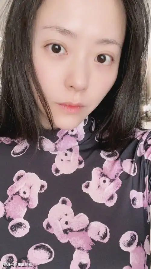 张靓颖晒素颜照恳请粉丝不要接机,36岁白皙嫩肤无惧怼脸拍
