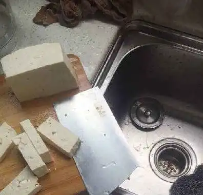 搞笑图片幽默段子笑话朋友,你住酒店很无聊是吧别吓到人
