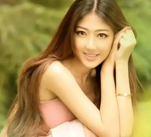 订婚宴上,瞥见穿着破旧的农村婆婆,我怒把她赶走,转身却愣了
