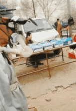 gif搞笑趣图这天气污染的太严重了我出门必须带这个

