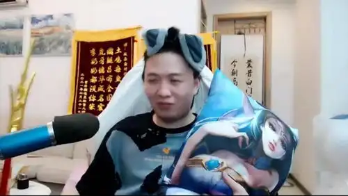 吕德华过生日被送土鸡,土鸡原地大小便华子现场干呕官方太会搞事了
