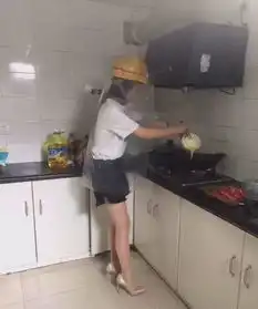 搞笑gif看着好疼,姑娘以后长点心吧
